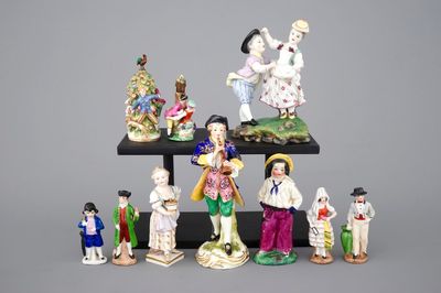 Une collection de 10 figures et tabatières en porcelaine et biscuit, 19ème siècle