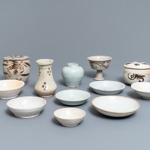 Une collection de 12 pièces de type Cizhou et qingbai, Chine, Song, Yuan et après — photo 1