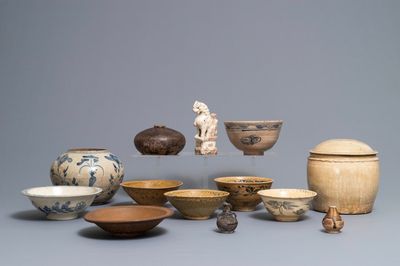 Une collection de 13 pièces en céramique de Vietnam, 14/15ème