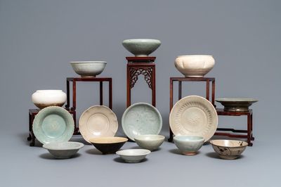 Une collection de 15 pièces en grès porcelaineux émaillé céladon et crème, Song et après