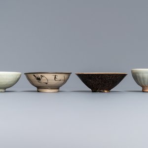 Une collection de 15 pièces en grès porcelaineux émaillé céladon et crème, Song et après — photo 11