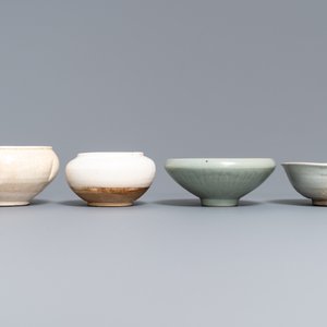 Une collection de 15 pièces en grès porcelaineux émaillé céladon et crème, Song et après — photo 14
