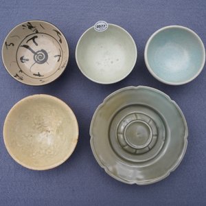 Une collection de 15 pièces en grès porcelaineux émaillé céladon et crème, Song et après — photo 20