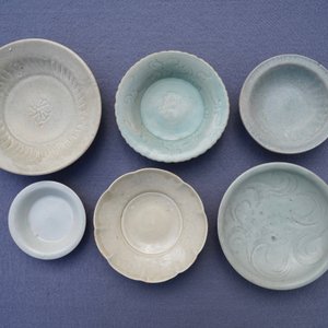 Une collection de 15 pièces en grès porcelaineux émaillé céladon et crème, Song et après — photo 24