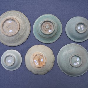 Une collection de 15 pièces en grès porcelaineux émaillé céladon et crème, Song et après — photo 25