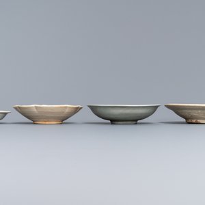 Une collection de 15 pièces en grès porcelaineux émaillé céladon et crème, Song et après — photo 3