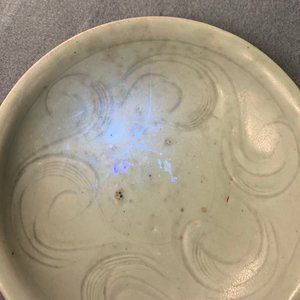 Une collection de 15 pièces en grès porcelaineux émaillé céladon et crème, Song et après — photo 35