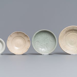 Une collection de 15 pièces en grès porcelaineux émaillé céladon et crème, Song et après — photo 4