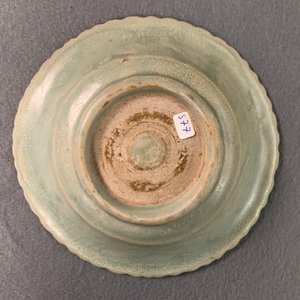 Une collection de 15 pièces en grès porcelaineux émaillé céladon et crème, Song et après — photo 45
