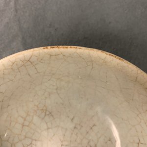 Une collection de 15 pièces en grès porcelaineux émaillé céladon et crème, Song et après — photo 55