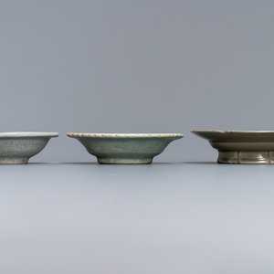 Une collection de 15 pièces en grès porcelaineux émaillé céladon et crème, Song et après — photo 6