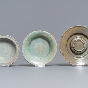 Une collection de 15 pièces en grès porcelaineux émaillé céladon et crème, Song et après — photo 8
