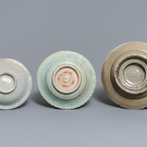 Une collection de 15 pièces en grès porcelaineux émaillé céladon et crème, Song et après — photo 9