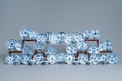 Une collection de 22 tasses et 32 soucoupes en porcelaine de Chine bleu et blanc, Kangxi/Qianlong