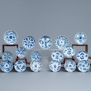 Une collection de 22 tasses et 32 soucoupes en porcelaine de Chine bleu et blanc, Kangxi/Qianlong — photo 2
