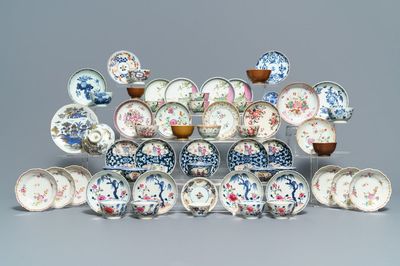Une collection de 23 tasses et 33 soucoupes en porcelaine de Chine et de Japon, 18/19ème