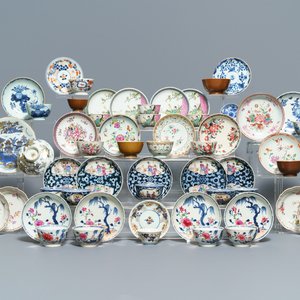 Une collection de 23 tasses et 33 soucoupes en porcelaine de Chine et de Japon, 18/19ème — photo 1