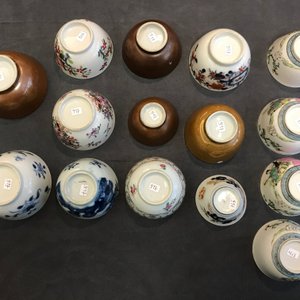 Une collection de 23 tasses et 33 soucoupes en porcelaine de Chine et de Japon, 18/19ème — photo 17