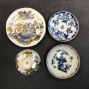 Une collection de 23 tasses et 33 soucoupes en porcelaine de Chine et de Japon, 18/19ème — photo 23