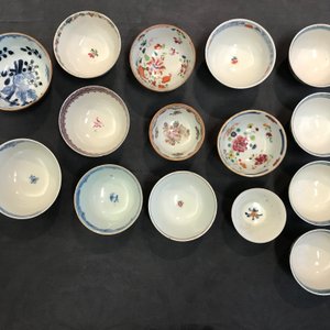 Une collection de 23 tasses et 33 soucoupes en porcelaine de Chine et de Japon, 18/19ème — photo 9