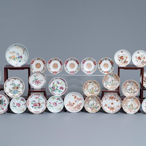 Une collection de 26 tasses et 28 soucoupes en porcelaine de Chine famille rose, Yongzheng/Qianlong — photo 2