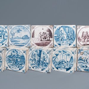 Une collection de 33 carreaux en faïence de Delft bleu et blanc et manganèse, 18ème — photo 1