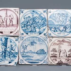 Une collection de 33 carreaux en faïence de Delft bleu et blanc et manganèse, 18ème — photo 2
