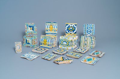 Une collection de 34 carreaux en faïence, Espagne, 17ème