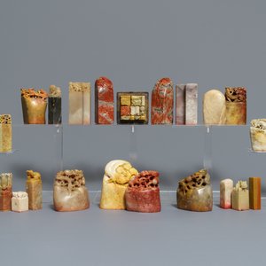 Une collection de 38 sceaux de calligraphes en pierre à savon sculptée, Chine, 19/20ème — photo 1