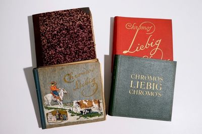 Une collection de 4 albums de chromos, Liebig et autres, 19/20ème