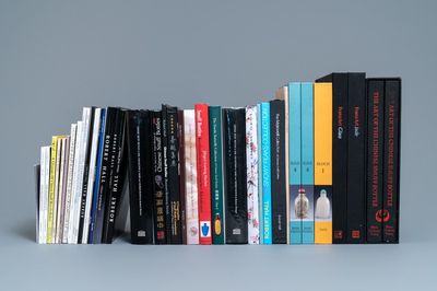 Une collection de 42 livres et catalogues sur les tabatières chinoises