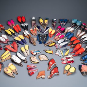 Une collection de 44 paires de chaussures lotus en soie et coton, Chine, Qing et République — photo 2