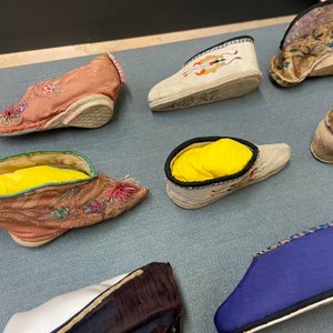 Une collection de 44 paires de chaussures lotus en soie et coton, Chine, Qing et République — photo 21