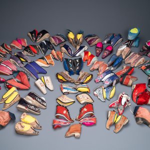 Une collection de 44 paires de chaussures lotus en soie et coton, Chine, Qing et République — photo 3