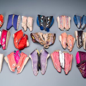 Une collection de 44 paires de chaussures lotus en soie et coton, Chine, Qing et République — photo 4