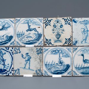Une collection de 54 carreaux en faïence de Delft bleu et blanc et manganèse, 17/18ème — photo 3
