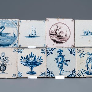 Une collection de 54 carreaux en faïence de Delft bleu et blanc et manganèse, 17/18ème — photo 4