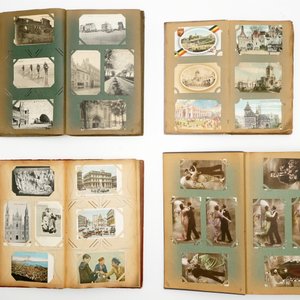 Une collection de cartes postales dans six albums et trois albums de timbres, 19/20ème — photo 3