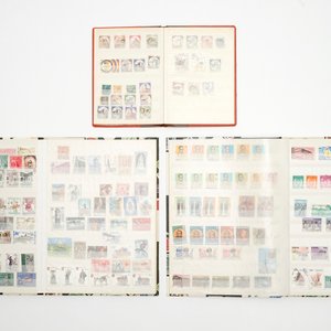 Une collection de cartes postales dans six albums et trois albums de timbres, 19/20ème — photo 7