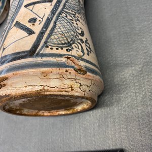 Une collection de cinq pots de pharmacie de type albarello en faïence espagnole en bleu et blanc, 17ème — photo 17