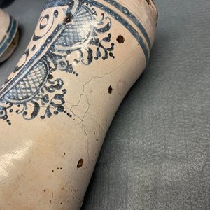 Une collection de cinq pots de pharmacie de type albarello en faïence espagnole en bleu et blanc, 17ème — photo 18
