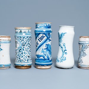 Une collection de cinq pots de pharmacie de type albarello en faïence espagnole en bleu et blanc, 17ème — photo 4
