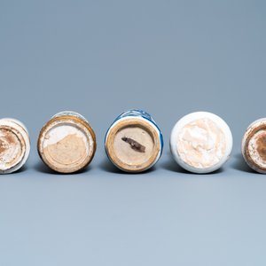 Une collection de cinq pots de pharmacie de type albarello en faïence espagnole en bleu et blanc, 17ème — photo 8