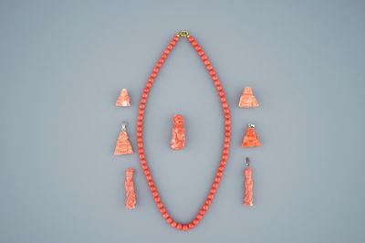 Une collection de colliers et figures en corail rouge, 19/20ème