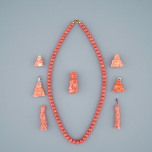 Une collection de colliers et figures en corail rouge, 19/20ème — photo 1