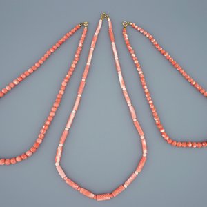Une collection de colliers et figures en corail rouge, 19/20ème — photo 3