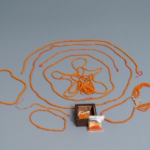 Une collection de colliers et perles en corail rouge, Chine, 19/20ème — photo 1