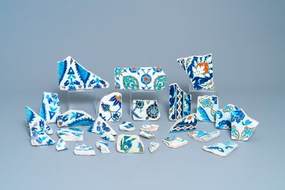 Une collection de fragments de carreaux d'Iznik, 16/17ème