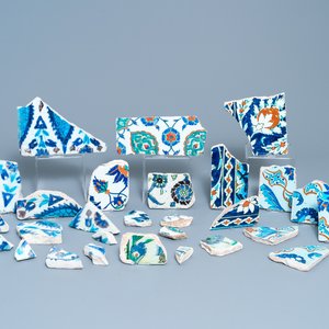 Une collection de fragments de carreaux d'Iznik, 16/17ème — photo 1
