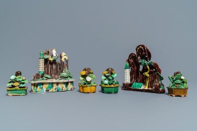 Une collection de groupes en biscuit émaillé vert, Chine, Kangxi
